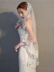 One Tier Short Wedding Veil Vintage-Inspired Lace Mantilla Veils
